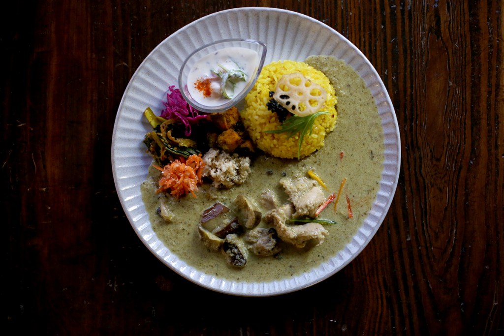 木立ちの中の食卓 IMG_1247_グリーン俯瞰_1200-